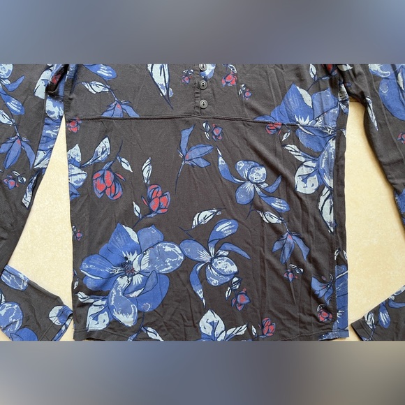 FREE PEOPLE Floral Tissue Mock Neck Button Back Top Long Sleeve Sz M Gray/Blue - Picture 10 of 11